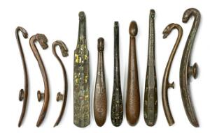 Ti bæltespænder, agraffer af patineret bronze. Kina Han 226 f. Kr-220 e. Kr. L. 10-13 cm.