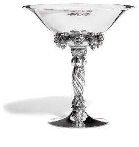 Georg Jensen Drueopsats af hammerslået sterlingsølv. Georg Jensen 1933-1944. Dessin 263 B. Vægt 557 gr. H. 19,2.