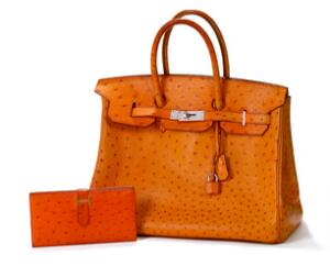 Hermés Birkin 35 taske med tilhørende pung af orange strudseskind med henholdsvis palladium og guld spænder. 26 x 35 x 18 cm. 17,5 x 9 cm. 2003. 2
