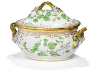 Flora Danica terrin af porcelæn, dekoreret i farver og guld med blomster. 3559. Royal Copenhagen. L. 34 cm.