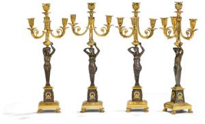 Et sæt på fire kandelabre af forgyldt og patineret bronze, støbt med hermer, hver med tre svungne lysarme. Frankrig, 19. årh. 4