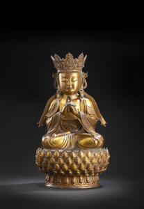 Figur af forgyldt bronze i form af Avalokiteshvara siddende på lotustrone. Kina, Ming 1368-1644. H. 72 cm.