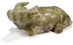 Kinesisk figur af jade i form af liggende bøffel. 20. årh. L. 56 cm.
