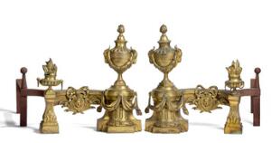 Et par franske kaminbukke af bronze, hver med vaser prydet med stiliserede flammer og bukkehoveder. Louis XVI form, 19. årh.s slutning. H. 38. B. 43. 2