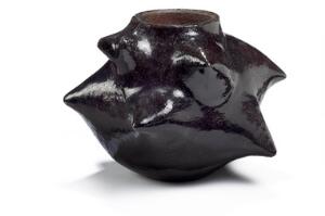Axel Salto Lav buttet vase af stentøj modelleret i spirende stil. Dekoreret med brun glasur. Sign. Salto, 9141. Kgl. P. H. 13.