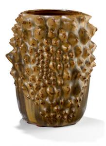 Axel Salto Vase af stentøj delvis modelleret i knoppet stil. Dekoreret med glasur i brune og grønne nuancer. Sign. Salto, 1936. H. 22,3.