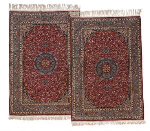 Et par Isfahan tæpper, Persien. Klassisk medaljon design på rød bund prydet med slyngede grene. Knyttet på silkekæde. 1 mio. kn. pr. m2. Ca. 1960. 220 x 150.2