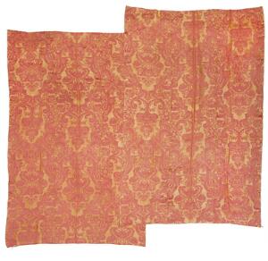 Et par Italienske ferskenfarvet Jardinière silkevævninger med symetrisk blomsterdesign i paralelle linjer.  253 x 164. 164 x 251.2