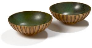 Tinos Et par skåle af bronze med kanelleret yderside, indvendigt med grøn patinering. 2