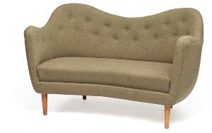 Finn Juhl Fritstående to-pers. sofa opsat på tilspidsende ben af bøg. Sider, sæde samt dybthæftet ryg betrukket med mosgrøn uld. L. 135.