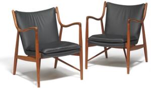 Finn Juhl FJ 45. Et par lænestole af teak. Sider, ryg og løs hynde betrukket med sort skind. Udført hos snedkermester Niels Vodder. 2