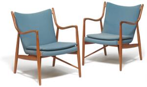 Finn Juhl FJ 45. Et par stole med stel af teak. Sider og ryg samt løs sædehylde betrukket med blåt uld. 2