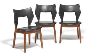Tove Kindt-Larsen Sæt på tre stole af palisander. Sæde og ryg betrukket med sort skind. Udført hos Thorald Madsens snedkeri. 3