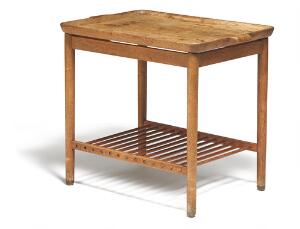 Børge Mogensen Bakkebord med top af patineret teak, stel samt underliggende hylde af runde sprosser af patineret eg. Prototype.
