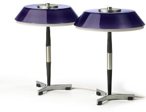 Jo Hammerborg Senior. Et par bordlamper med overskærm af violet glas hvilende på underskærm af opalglas. 2