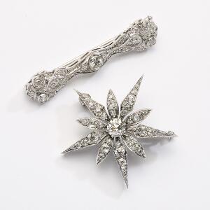 To diamantbrocher af 14 kt. hvidguld prydet med talrige old mine-cut, brillant- og enkeltslebne diamanter. Ca. 1920 og 1950-60. 2