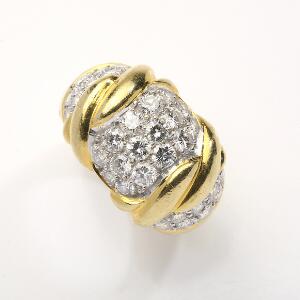 Diamantring af 18 kt. guld og hvidguld prydet med talrige brillantslebne diamanter på ialt ca. 1.76 ct. Str. 51. Vægt 13 gr. 1988.