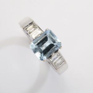 Aquamarin- og diamantring af 18 kt. hvidguld prydet med smaragdslebet aquamarin flankeret af talrige baguetteslebne diamanter. Str. 53. Ca. 2008.
