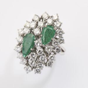 Smaragd- og diamantring af platin prydet med to dråbeformede smaragder på i alt ca. 2.50 ct. og talrige brillantslebne diamanter. Str. 51,5. Ca. 1960.