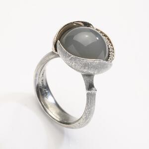 Ole Lynggaard Månesten- og diamantring af 18 kt. satineret hvidguld og oxideret sterlingsølv model Lotus prydet med cabochonslebet månesten og diamanter.