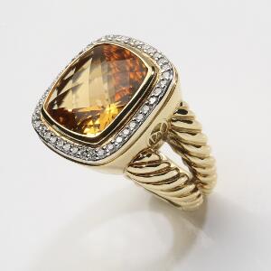 David Yurman Citrin- og diamantring af 18 kt. guld prydet med cushion-cut citrin og talrige diamanter. Original æske og smykkepose medfølger. Ca. 2006.