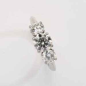 Tiffany  Co. Diamantring af platin prydet med tre brillantslebne diamanter på i alt ca. 1.86 ct. Farve Top Wesselton F. Klarhed VVS. Str. 50,5. 2007.