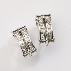 Et par diamantørestikkerclips af 18 kt. hvidguld prydet med talrige brillantslebne diamanter på i alt ca. 2.80 ct. L. ca. 2,0 cm. Ca. 1990. 2