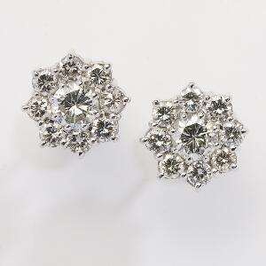Et par diamantørestikker af hvidguld hver prydet med talrige brillantslebne diamanter på i alt ca. 2.50 ct. L. ca. 1,1 cm. Ca. 2007. 2