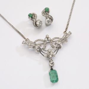 Smaragd- og diamantsmykkesæt bestående af halskæde og ørestikker af 14 kt. hvidguld hver prydet med smaragdslebet smaragd og diamante. Ca. 1940. 3