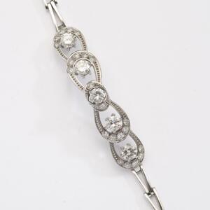 Diamantarmbånd af 18 kt. hvidguld prydet med talrige brillantslebne diamanter på i alt ca. 1.70 ct. L. 18 cm. Original æske medfølger. Ca. 1950-60.