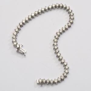 Diamantarmbånd af 14 kt. hvidguld prydet med talrige brillantslebne diamanter på ialt ca. 5.00 ct. L. ca. 18 cm. Ca. 2000.