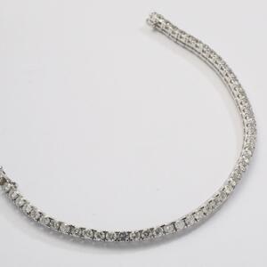 Diamantarmbånd af 18 kt. hvidguld prydet med talrige brillantslebne diamanter på i alt ca. 6.00 ct. Farve Top Wesselton G. Klarhed SI. L. 18 cm. Ca. 2009.