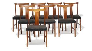 Ole Wanscher Spisestue af mahogni, bestående af bord med tre tillægsplader, otte stole betrukket med sort hestehår samt dækketøjskab.  13