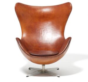 Arne Jacobsen Ægget. Hvilestol med helstøbt, profileret stamme af aluminium. Sider, ryg samt løs sædehynde betrukket med patineret cognacfarvet skind.