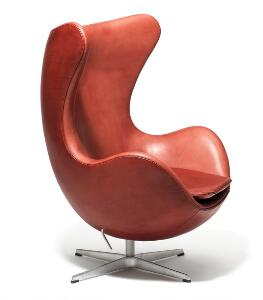 Arne Jacobsen Ægget. Hvilestol med vippebeslag. Satinpoleret stjernefod af aluminium, stamme af stål. Betrukket med Indian Red farvet skind.