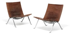 Poul Kjærholm PK-22. Et par hvilestole med stel af matforkromet stål. Sæde og ryg med betræk af brunt patineret skind. 2