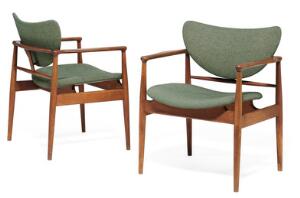 Finn Juhl FJ 48. Et par armstole af teak. Sæde og ryg betrukket med grønnistret uld. 2
