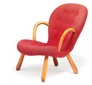 Philip Arctander Muslingestolen. Lænestol med armlæn og ben af bøg. Sæde og ryg betrukket med dybthæftet, rødt stof.