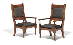 Thorvald Bindesbøll Et par højryggede armstole med udskåret stel af bejdset bøg. Sæde og ryg betrukket med sort mønstret stof. 2