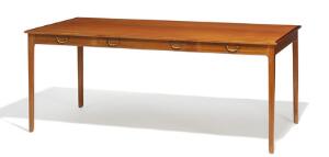 Ole Wanscher Fritstående skrivebord af mahogni opsat på let tilspidsende ben. Front med fire skuffer i sarg, greb af messing.