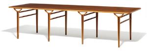 Peter Hvidt  Orla Mølgaard Nielsen AX-bord. Sjældent, langt spisebord af lamineret teak og bøg, opsat på otte Y-formede ben. Model 6970.