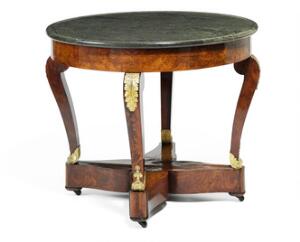 Fransk senempire bord af mahogni med beslag af forgyldt bronze, plade af marmor. 19. årh.s begyndelse. H. 79. Diam. 100.