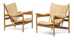 Finn Juhl Høvdingestol. Et par lænestole med stel af kirsebærtræ. Sæde, armlæn samt dybthæftet ryg betrukket med naturskind. 2