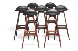 Erik Buck Et sæt på syv barstole af palisander. Sæde betrukket med sort vinyl. Model OD 61. Udført og mærket hos Oddense Maskinsnedkeri. 7
