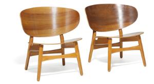 Hans J. Wegner Et par lænestole samt to-pers. bænk opsat på ben af bøg. Skalformet sæde, ryg samt bordplade af formbøjet, lamineret valnøddetræ. 3
