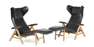 H. W. Klein Et par chaiselonger med stel af eg. Sæde, ryg, armlæn samt løs nakkehynde betrukket med patineret originalt sort skind. 2