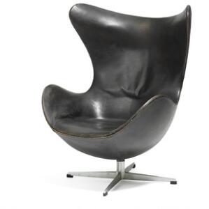 Arne Jacobsen Ægget. Tidlig model med profileret stamme og firpasfod af aluminium. Sider, ryg samt sæde betrukket med patineret originalt sort skind.