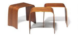 Hans Ludvigsen Et sæt på tre skamler af formbøjet, lamineret teak. Formgivet 1958. Model 4515. Udført hos Fritz Hansen. H. 42. 3