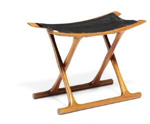 Ole Wanscher Ægyptertaburet. Foldetaburet med stel af mahogni. Sæde udspændt med patineret sort skind.