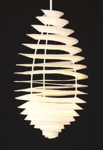 Poul Henningsen PH-Spirallampe. Pendel med trebenet stel monteret med spiralformet skærm af hvidlakeret metal. Udført hos Louis Poulsen. H. 125. Diam. 60.